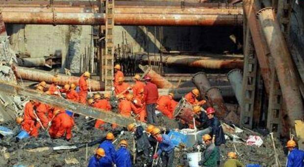 違規(guī)再起 青島地鐵施工坍塌已致3死 2人失聯(lián)！